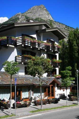 Hotel Les Jumeaux Courmayeur Exterior photo