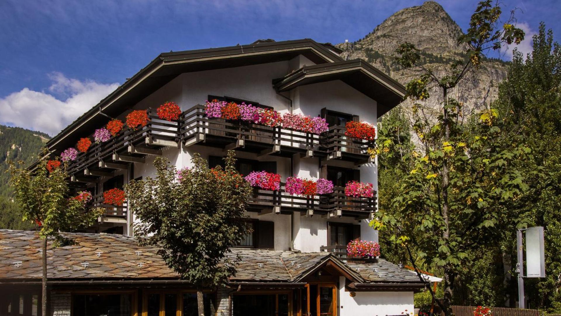 Hotel Les Jumeaux Courmayeur Exterior photo