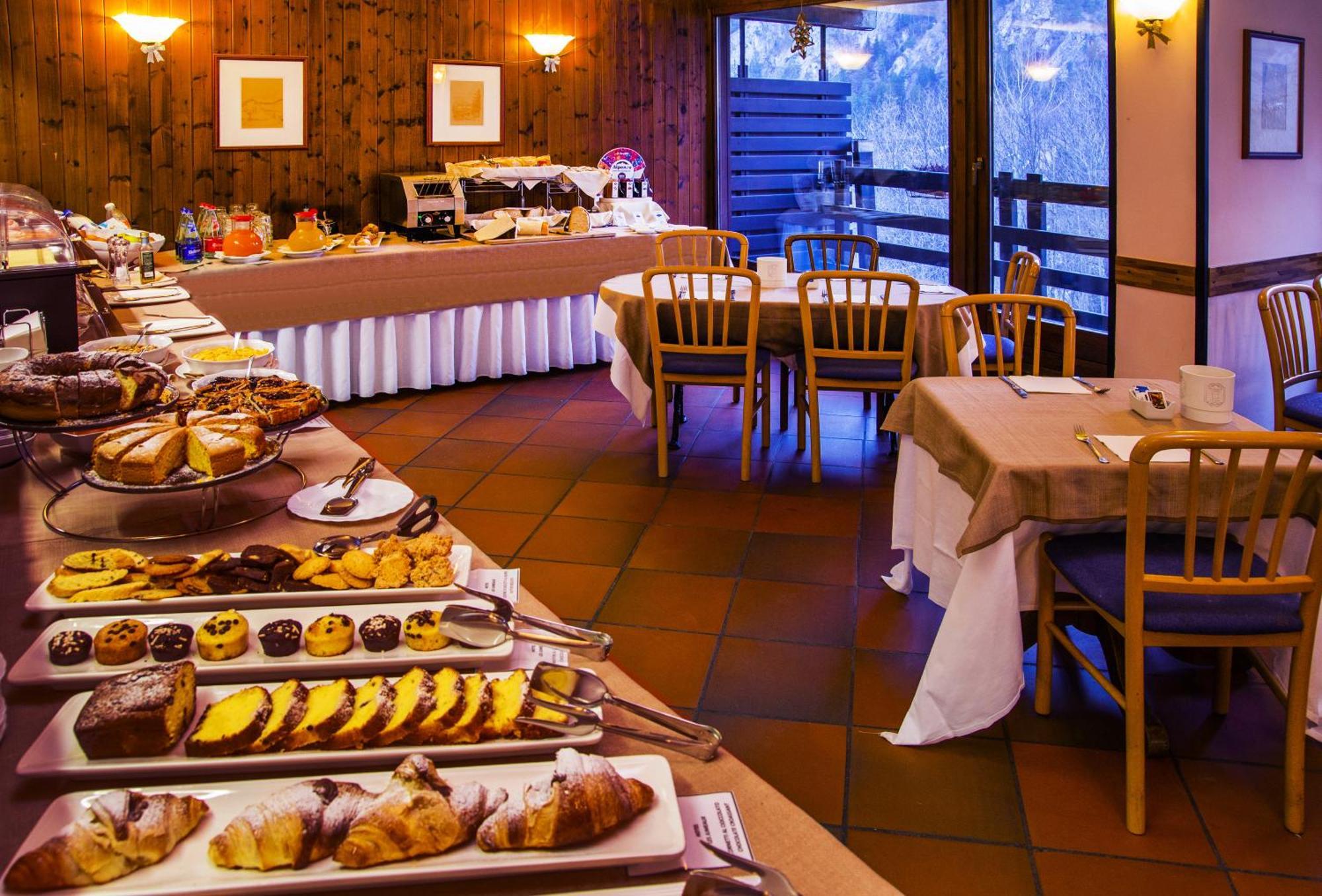Hotel Les Jumeaux Courmayeur Exterior photo