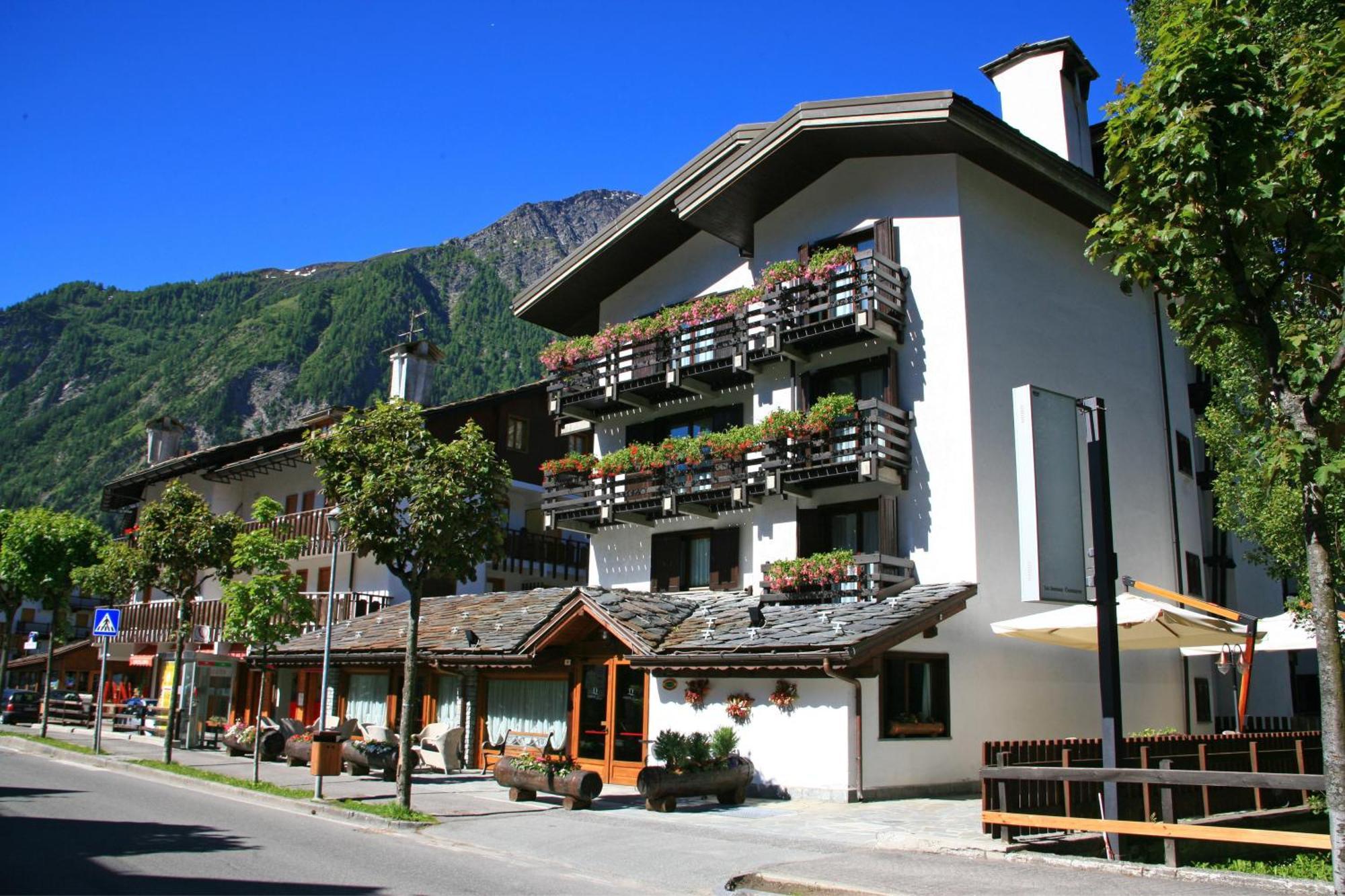 Hotel Les Jumeaux Courmayeur Exterior photo