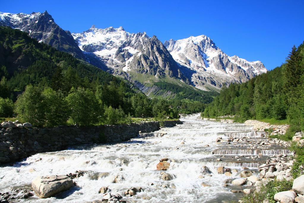 Hotel Les Jumeaux Courmayeur Exterior photo